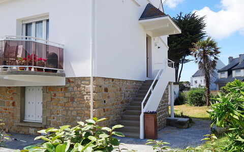 Mer et Soleil: Plante, Fenêtre, Bâtiment, Nuage, Ciel, Design Urbain, Chalet, Immobilier, Arbre, Façade