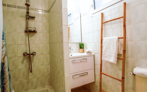 Mer et Soleil: Luminaire Plomberie, Miroir, Tete De Douche, Robinet, Salle De Bains, Douche, Évier, Porte De Douche, Maison