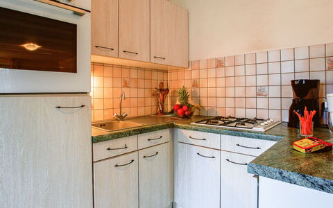 Mer et Soleil: Cabinetry, Comptoir, Propriété, Appareil De Cuisine, Cuisinière, Cuisine, Bâtiment, Bois, Évier, Tiroir