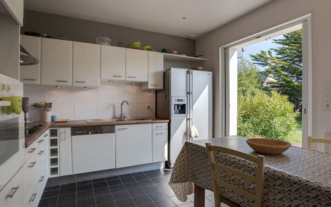 Maison Courlis: Propriété, Pièce, Meubles, Cuisine, Bâtiment, Design Intérieur, Comptoir, Maison, Cabinetry, Domicile