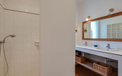 Maison Courlis: Pièce, Propriété, Salle De Bains, Sol, Mur, Tuile, Maison, Design Intérieur, Immobilier, Bâtiment