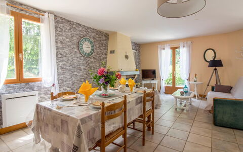 Chastagnol: Meubles, Table, Propriété, Plante, Fenêtre, Plante D'Appartement, Fleur, Bois, Éclairage, Architecture