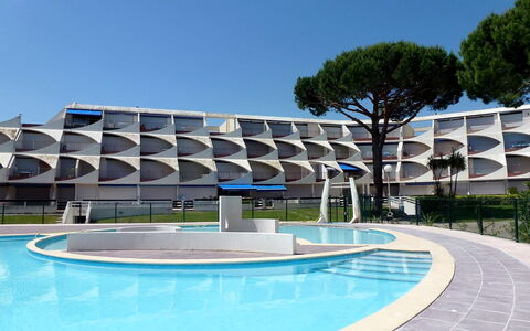 Port Camargue 145: L'Eau, Ciel, Piscine, Plante, Bâtiment, Bleu Azur, Ombre, Arbre, Architecture, Mobilier De Jardin