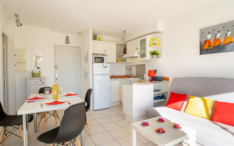 Port Camargue 145: Meubles, Table, Bâtiment, Chaise, Orange, Design Intérieur, Sol, Cabinetry, Salon, Sol
