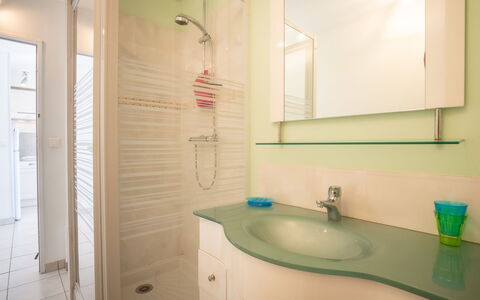 Port Camargue 145: Robinet, Propriété, Évier, Luminaire Plomberie, Vert, Salle De Bains, Design Intérieur, Sol, Bois