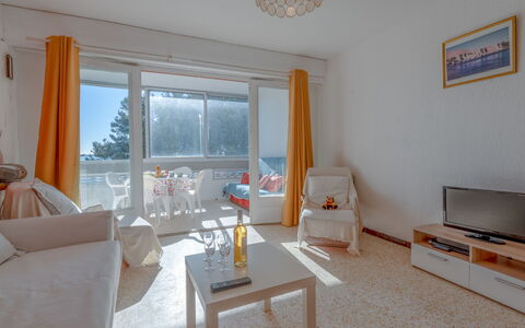 Le Plein Sud Ii: Propriété, Meubles, Table, Confort, Bleu Azur, Canapé, Bois, Fenêtre, Orange, Design Intérieur