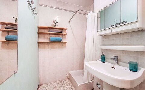 Le Plein Sud Ii: Salle De Bains, Luminaire Plomberie, Mur, Sol, Sol, Lavabo, Évier, Toilette, Design Intérieur, Plomberie