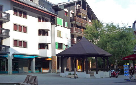 Batiment B: Nuage, Ciel, Bâtiment, Fenêtre, Design Urbain, Façade, Pot De Fleur, Condominium, Ville, Loisir