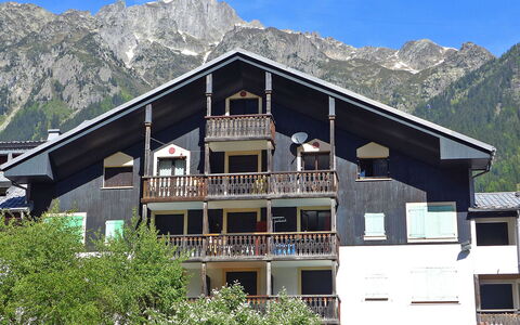 Batiment B: Ciel, Montagne, Bâtiment, Propriété, Fenêtre, Plante, Maison, Arbre, Montagnes Relief, Immobilier
