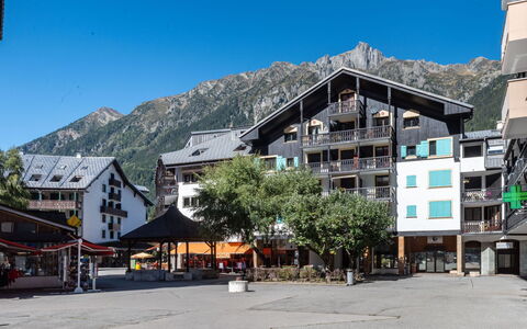 Batiment B: Ciel, Bâtiment, Propriété, Montagne, Maison, Montagnes Relief, Fenêtre, Arbre, Immobilier