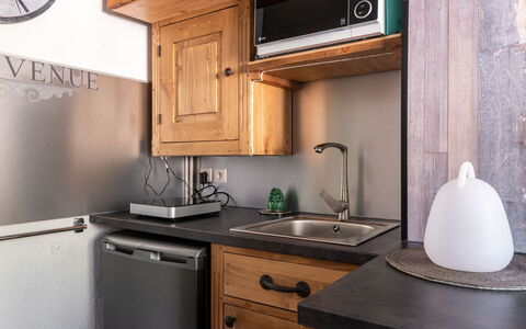Batiment B: Comptoir, Cabinetry, Evier, Meubles, Évier, Robinet, Propriété, Blanc, Cuisine, Bois
