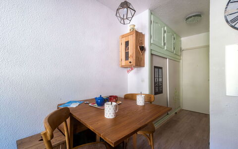 Batiment B: Table, Meubles, Propriété, Bâtiment, Bois, Cadre, Éclairage, Chaise, Design Intérieur, Vaisselle
