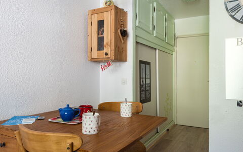 Batiment B: Table, Meubles, Propriété, Bâtiment, Bois, Design Intérieur, Porte, Mur, Cadre, L'Horloge