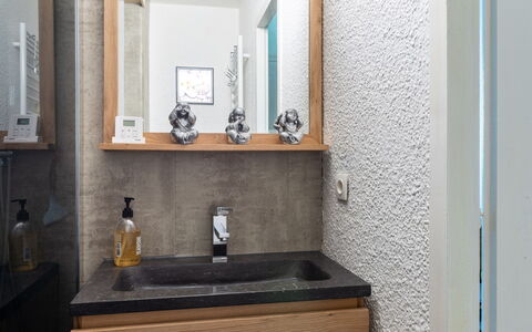 Batiment B: Miroir, Marron, Robinet, Évier, Luminaire Plomberie, Bâtiment, Propriété, Armoire De Toilette, Lavabo, Salle De Bains
