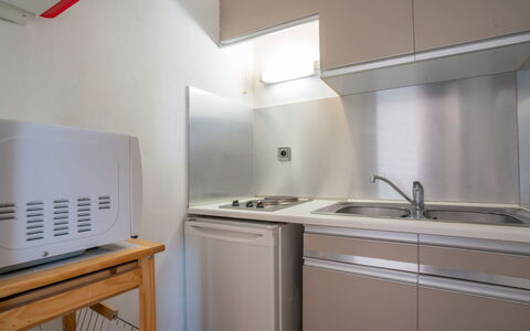 Le Victoria: Evier, Cabinetry, Bâtiment, Propriété, Robinet, Évier, Meubles, Cuisine, Maison, Bois
