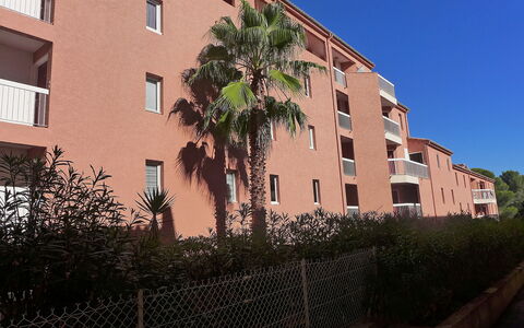 Saint Aygulf 133: Plante, Ciel, Bâtiment, Jour, Fenêtre, Propriété, Quartier, Design Urbain, Zone Résidentielle, Mur