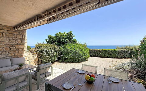 Les Maures de L'Esterel: Meubles, Mobilier De Jardin, Chaise, Ombre, Tableau De Plein Air, Biens, Balcon, Recours, Aménagement Paysager, Eco Hôtel