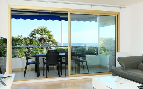 Lerins: Ciel, Table, Meubles, Propriété, Bâtiment, Canapé, Plante, Ombre, Bois, Chaise