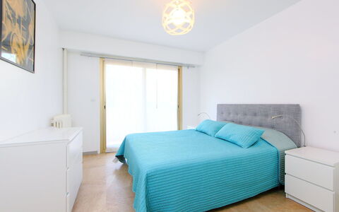 Lerins: Meubles, Propriété, Blanc, Produit, Bâtiment, Bleu Azur, Bois, Fenêtre, Éclairage, Jaune