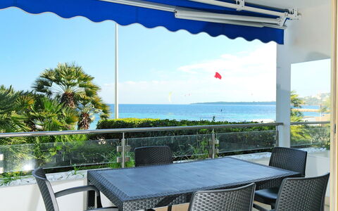 Lerins: Table, Ciel, Meubles, Propriété, L'Eau, Bâtiment, Nuage, Chaise, Ombre, Design Intérieur