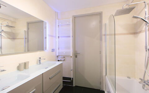 Lerins: Miroir, Propriété, Cabinetry, Luminaire Plomberie, Armoire De Toilette, Robinet, Bleu, Évier, Baignoire, Salle De Bains
