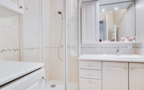 Cannes 548: Miroir, Armoire De Toilette, Robinet, Évier, Cabinetry, Propriété, Meubles, Luminaire Plomberie, Bâtiment, Salle De Bains