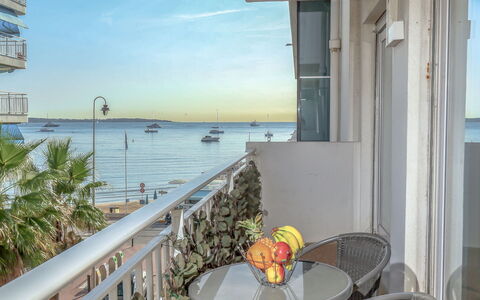 Cannes 548: Ciel, L'Eau, Propriété, Table, Bâtiment, Nuage, Chaise, Bleu Azur, Plante, Station Balnéaire