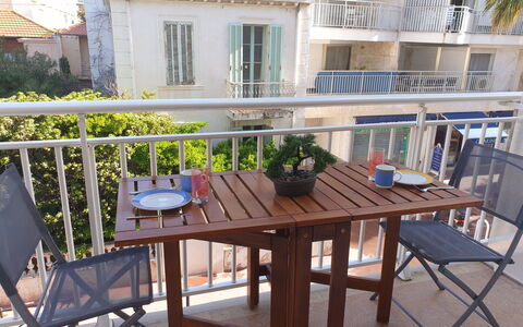 Cannes 548: Bâtiment, Fenêtre, Table, Plante, Tableau De Plein Air, Mobilier De Jardin, Maison, Bois, Design Intérieur, Chaise