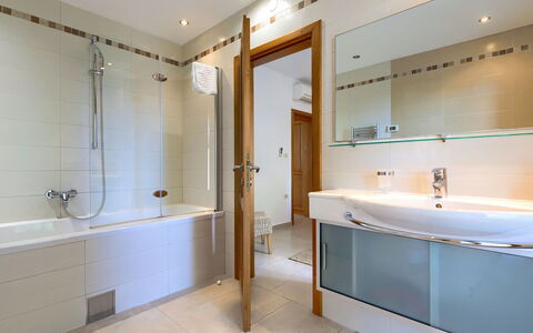 Remington: Luminaire Plomberie, Propriété, Bâtiment, Robinet, Tete De Douche, Salle De Bains, Douche, Porte, Porte De Douche