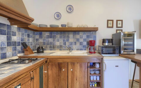 Punta: Comptoir, Cabinetry, Meubles, Evier, Évier, Cuisinière, Étagère, Bois, Robinet, Cuisine