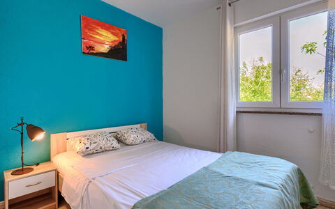 Finida: Meubles, Propriété, Fenêtre, Confort, Bâtiment, Bleu Azur, Bois, Textile, Design Intérieur, Cadre De Lit