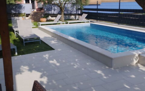 Finida: Piscine, Composite, Sol, Recours, Mobilier De Jardin, Ombre, Tuile, Caractéristique De L'Eau, Loisir, Béton