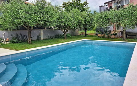 Finida: Piscine, Zone Résidentielle, Composite, Jardin, Caractéristique De L'Eau, Recours, Arrière-Cour, Aménagement Paysager, Ombre, Eco Hôtel
