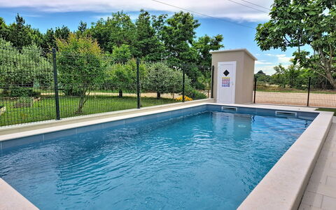 Finida: Piscine, Composite, Caractéristique De L'Eau, Loisir, Tuile, Conception, Arrière-Cour, Hôtel, Villa, Recours