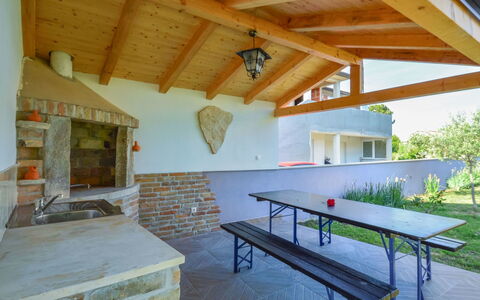 Finida: Propriété, Table, Bois, Bâtiment, Design Intérieur, Plante, Architecture, Arbre, Fenêtre, Ombre