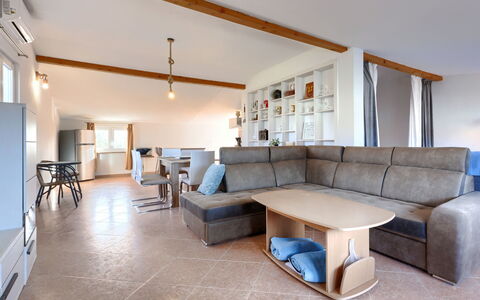 Finida: Meubles, Canapé, Table, Propriété, Cadre, Canapé-Lit, Design Intérieur, Bâtiment, Salon, Maison