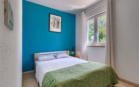 Finida: Meubles, Propriété, Fenêtre, Bâtiment, Confort, Bleu Azur, Bois, Ombre, Cadre De Lit, Peindre