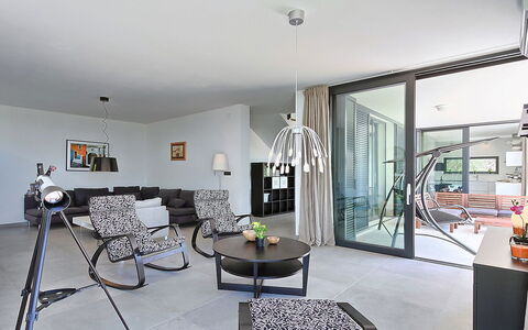 Anna: Pièce, Salon, Propriété, Design Intérieur, Meubles, Bâtiment, Table, Maison, Plafond, Sol