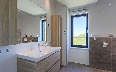 Anna: Salle De Bains, Pièce, Propriété, Design Intérieur, Sol, Armoire De Toilette, Évier, Bâtiment, Architecture, Tuile