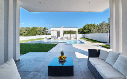 Lungera: Propriété, Design Intérieur, Pièce, Maison, Bâtiment, Architecture, Domicile, Salon, Meubles, Biens