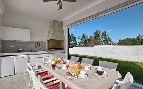 Lungera: Propriété, Pièce, Meubles, Table, Design Intérieur, Maison, Bâtiment, Salle À Manger, Immobilier, Domicile