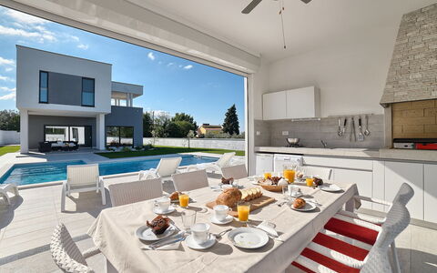 Lungera: Propriété, Pièce, Design Intérieur, Meubles, Bâtiment, Plafond, Maison, Domicile, Immobilier, Table