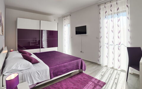 Lungera: Chambre, Pièce, Meubles, Lit, Propriété, Violet, Design Intérieur, Drap De Lit, Violet, Cadre De Lit