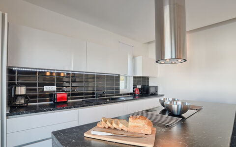 Lungera: Pièce, Comptoir, Propriété, Design Intérieur, Cuisine, Meubles, Maison, Bâtiment, Sol, Cuisinière