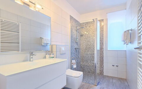 Lungera: Salle De Bains, Propriété, Pièce, Design Intérieur, Bâtiment, Immobilier, Sol, Architecture, Tuile, Maison