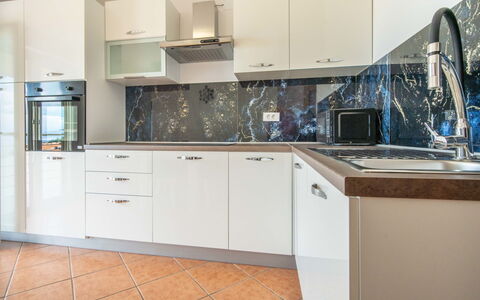 Senj 105: Comptoir, Cabinetry, Propriété, Meubles, Robinet, Évier, Evier, Cuisinière, Cuisine, Bâtiment