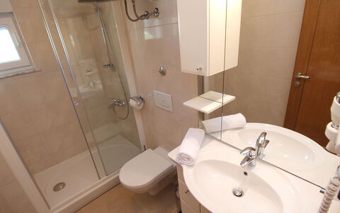 Pirovac 100: Miroir, Robinet, Lavabo, Évier, Luminaire Plomberie, Propriété, Salle De Bains, Design Intérieur, Siège De Toilette