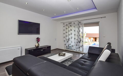 Julija: Pièce, Propriété, Meubles, Design Intérieur, Plafond, Bâtiment, Sol, Salon, Violet, Mur