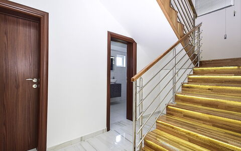 Julija: Propriété, Escaliers, Pièce, Immobilier, Bâtiment, Balustrade, Maison, Architecture, Design Intérieur, Sol