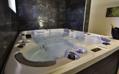 Julija: Baignoire, Luminaire Plomberie, Jacuzzi, Sol, Architecture, Conception Automobile, Sol, Salle De Bains, Fenêtre, Table